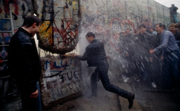 A berlini fal leomlása előrevetítette hazánk novemberi eseményeit 