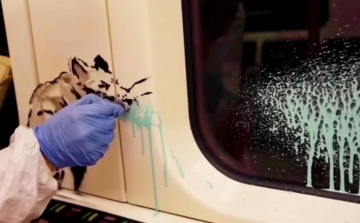 Banksy maszkviselésre buzdít a londoni metrón