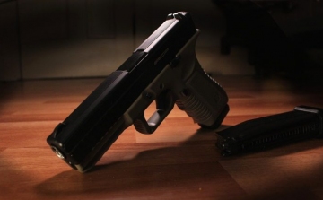 Rendőrség: Egy nyugdíjas fegyverrel fenyegetett meg két kiskorút
