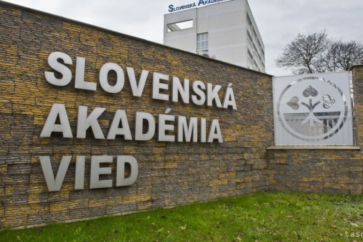 Szlovák Tudományos Akadémia: A kutatások szerint a koronakrízis idején növekszik az emberek érdeklődése a politika iránt 