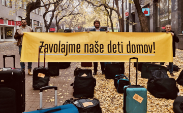 November 17: Üres bőröndök az utcán