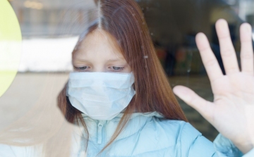 Koronavírus: Szerbiában a gyerekeknek is kötelezővé tették a maszk viselését