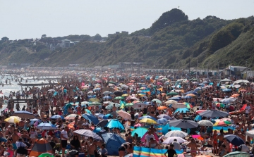 Angliában a koronavírus ellenére ezrek strandultak