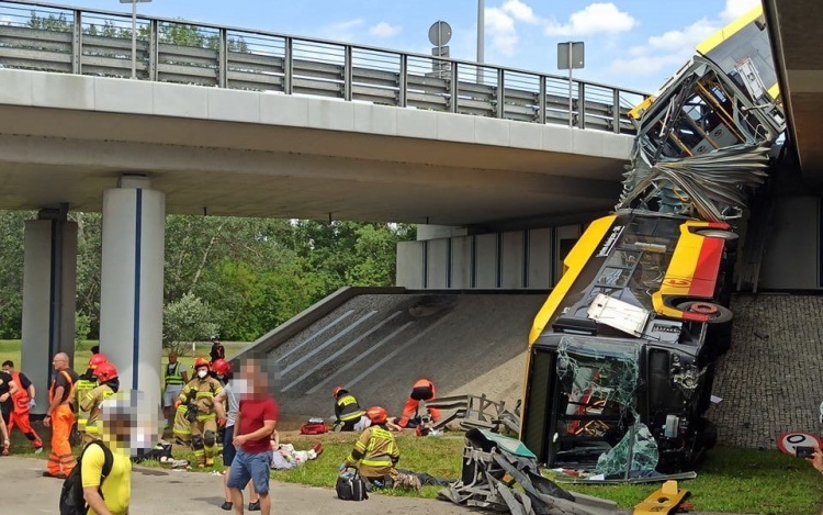 Rövidhír: Súlyos buszbaleset történt Varsóban 