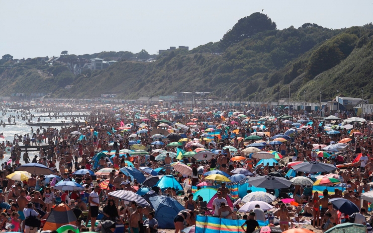 Angliában a koronavírus ellenére ezrek strandultak