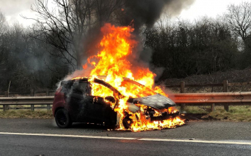 VIDEÓ: Lángok borítottak el egy autót az M1-es autópályán