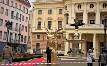 A Hviezdoslav téren nagy a forgalom: egyik napról a másikra egy szárnyas aranyszobor jelent meg
