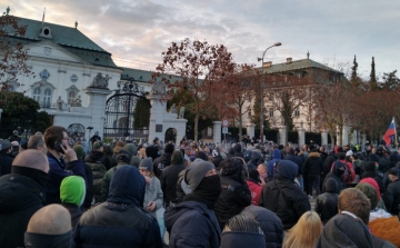 Elhunyt COVID-19-ben egy férfi, aki részt vett a pozsonyi tüntetésen