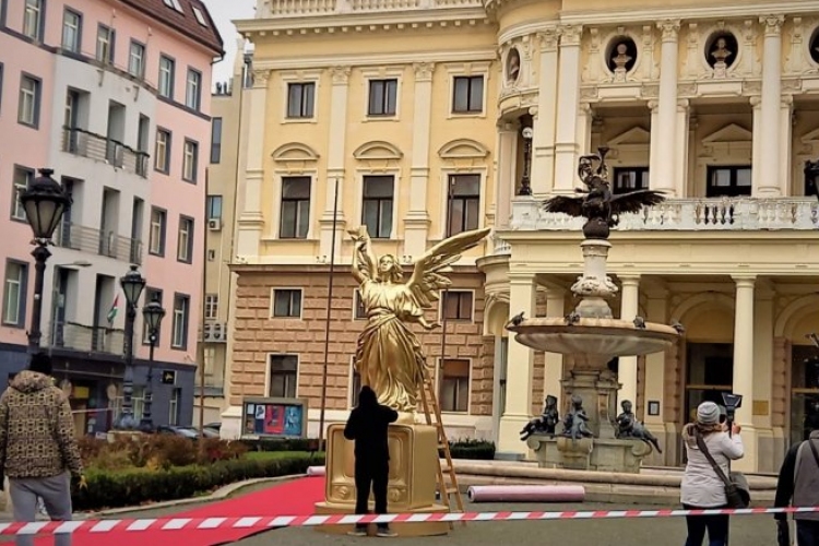 A Hviezdoslav téren nagy a forgalom: egyik napról a másikra egy szárnyas aranyszobor jelent meg