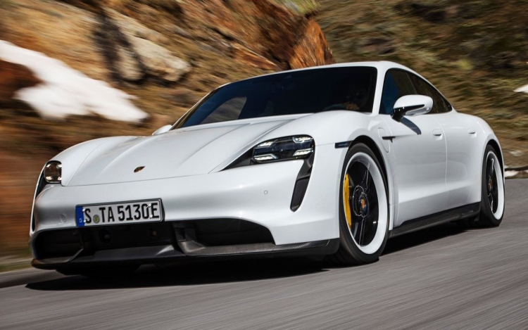 A Porsche 2030-ra szinte csak elektromos autókat szeretne árulni