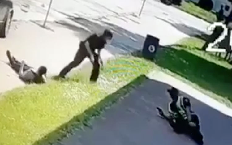 Videón a ruttkai támadó harca a rendőrökkel 