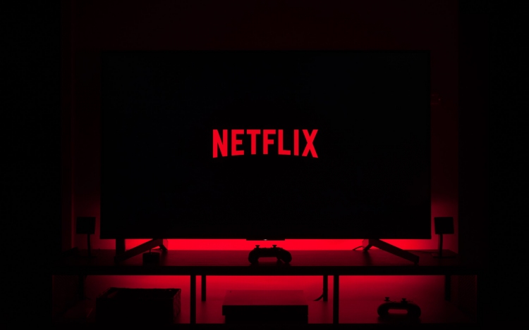 Kijárási tilalom és Netflix – sorozatok, melyeket ha nő vagy, látnod kell