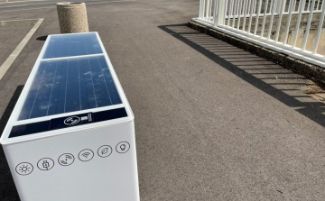 Komárom: két új napelemes padot helyeztek ki a városban 