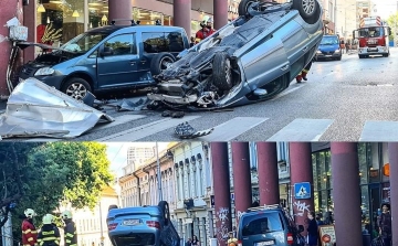 Fejreállt egy autó Pozsony belvárosában 
