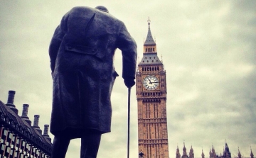 Katonák védik Churchill szobrát