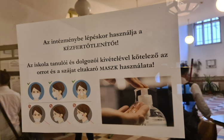 KÁOSZ: Magyarországon nincs egységes járványügyi protokoll az iskolákban
